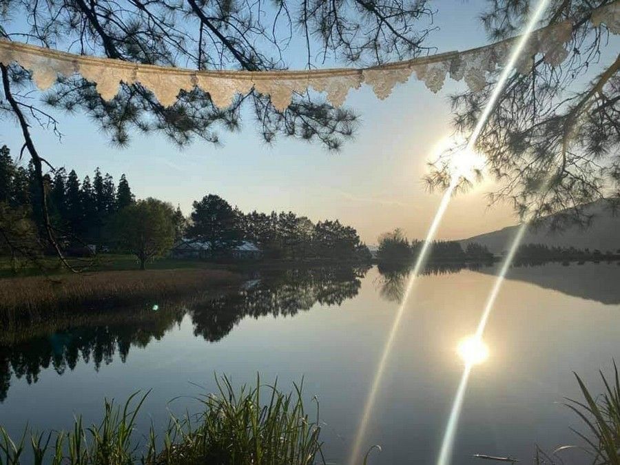 Atardecer sobre la represa